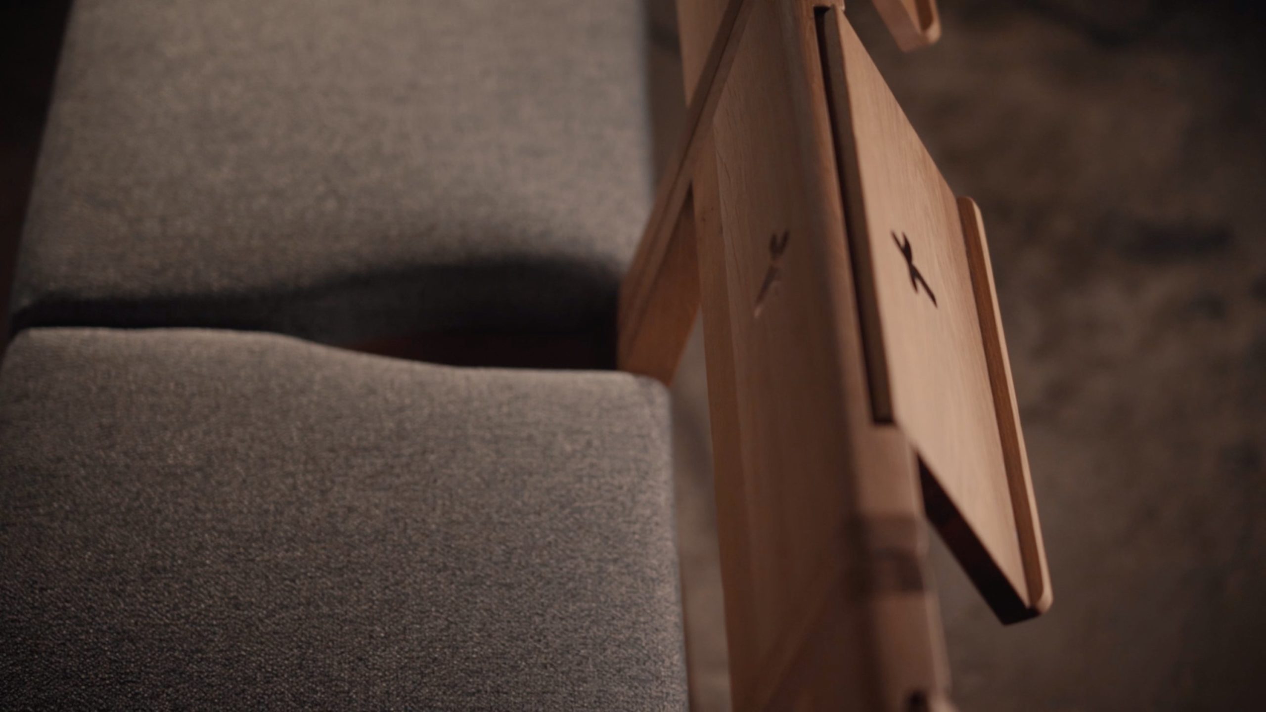 Kaufen Sie hölzerne Kirchenbänke, die durch Verbinden von Stühlen aus Eichenholz hergestellt wurden.