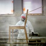 Oberflächenbehandlung der Holzkonstruktion eines Kirchenstuhls beim Hersteller in Ružomberok.